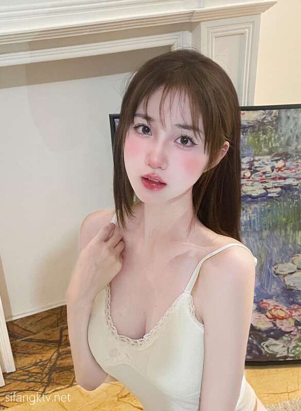 清纯靓丽下反差婊母狗 自慰露出浪的一逼（上） Pure, beautiful and contrasting bitch masturbates to reveal her slutty pussy (Part 1)