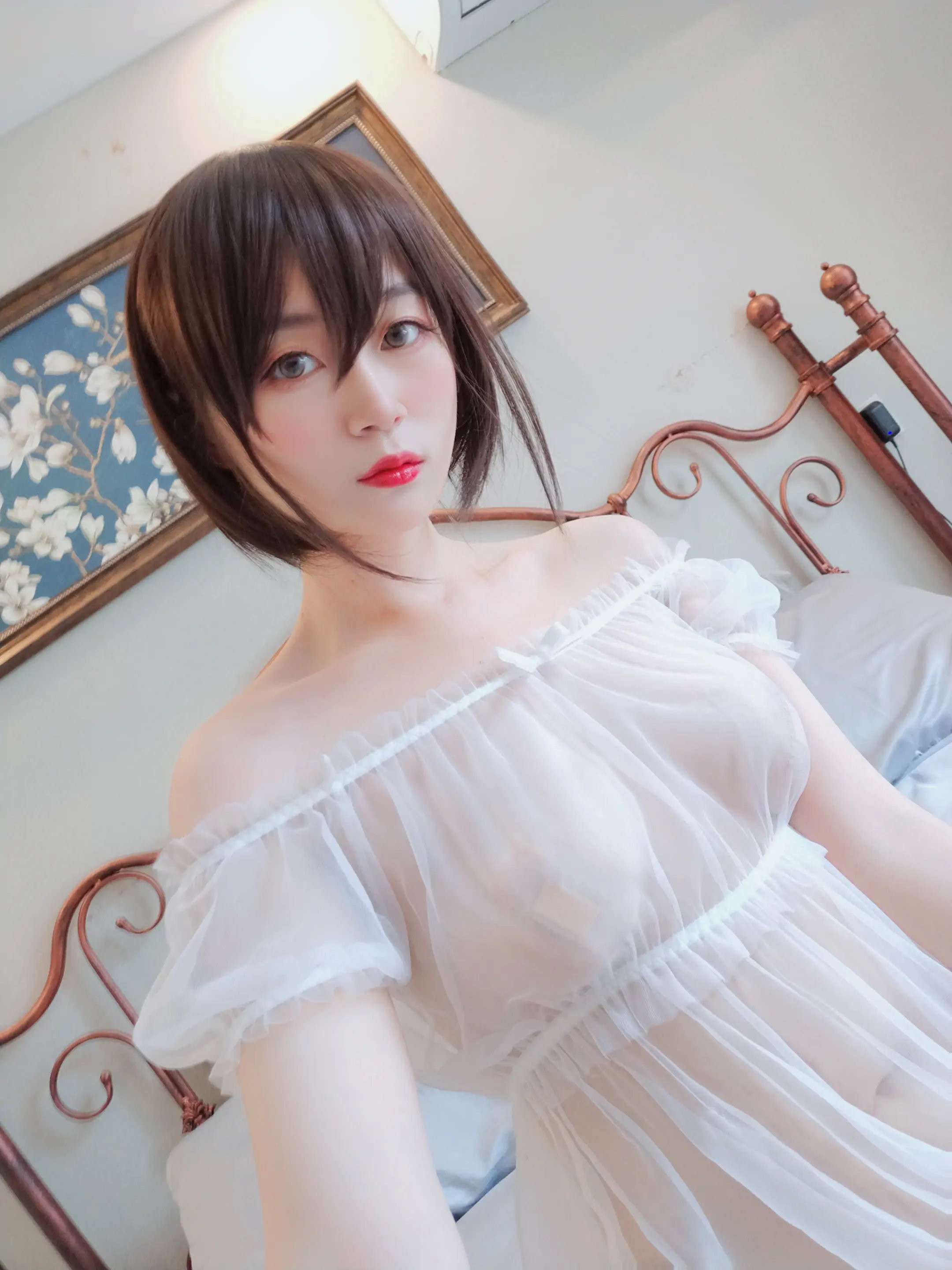 床上的白色 white on bed