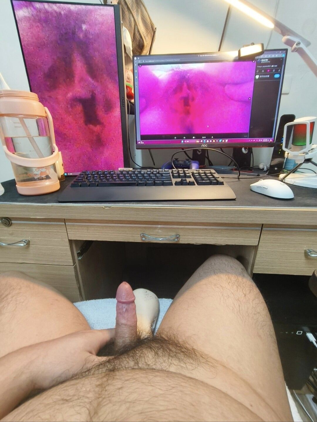 网友欣赏人妻被内射操翻的骚穴，兴奋不已 Netizens were so exc