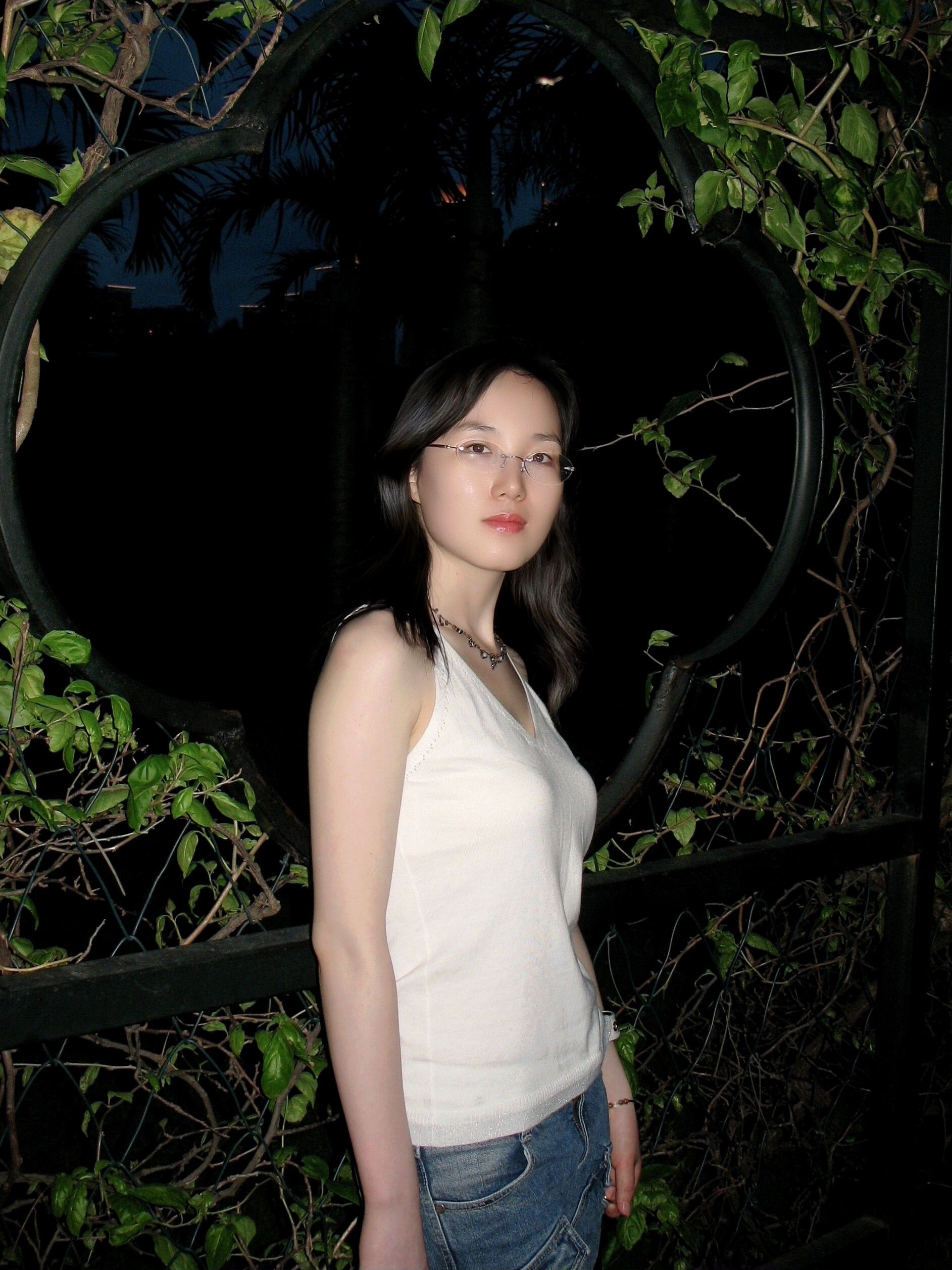 分享穿白背心的清纯少妇，结果被网友射屏 Sharing about an inn