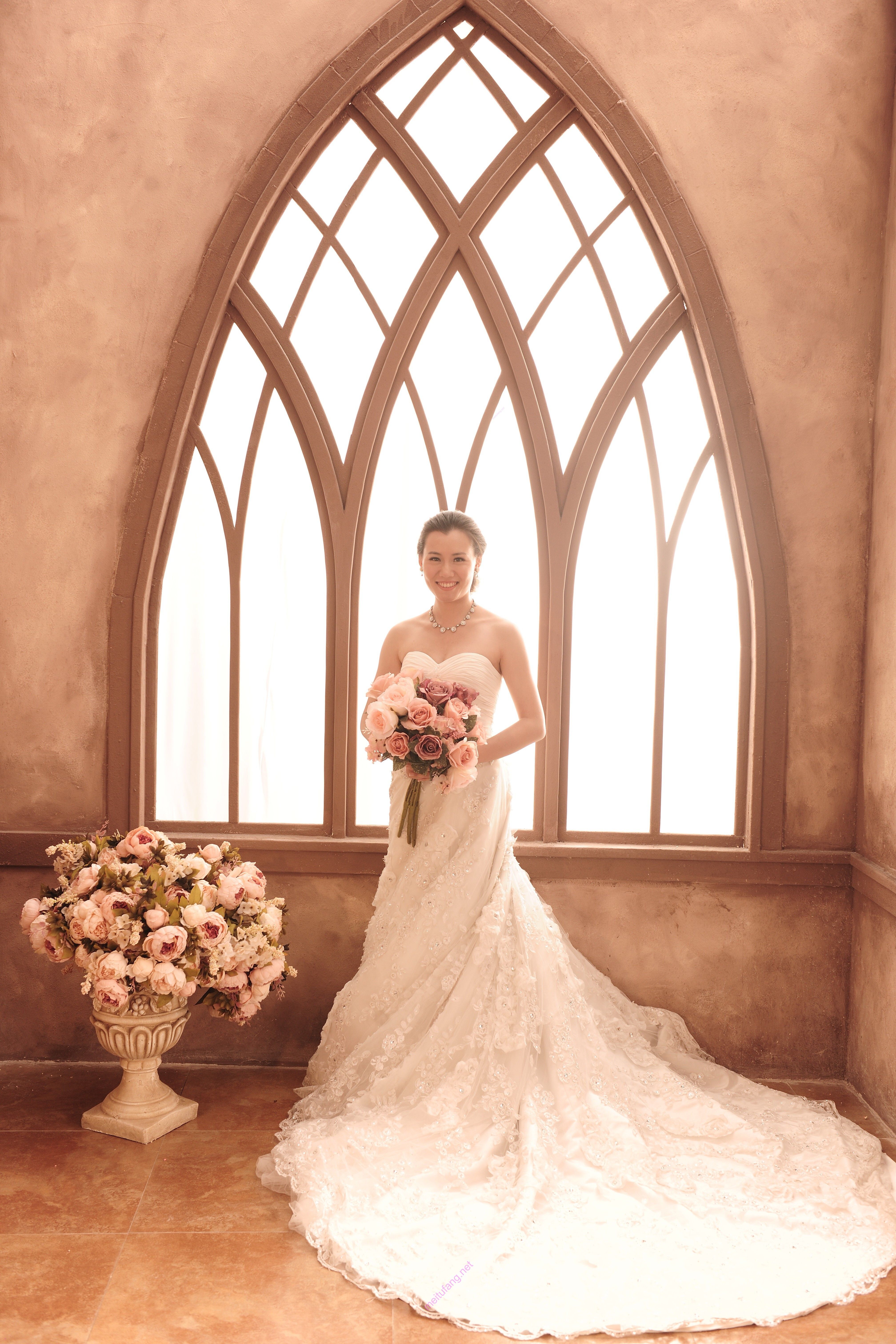 反差人妻穿着婚纱，外表端庄骨子里的淫荡，让人更性奋（第一期）） In contr