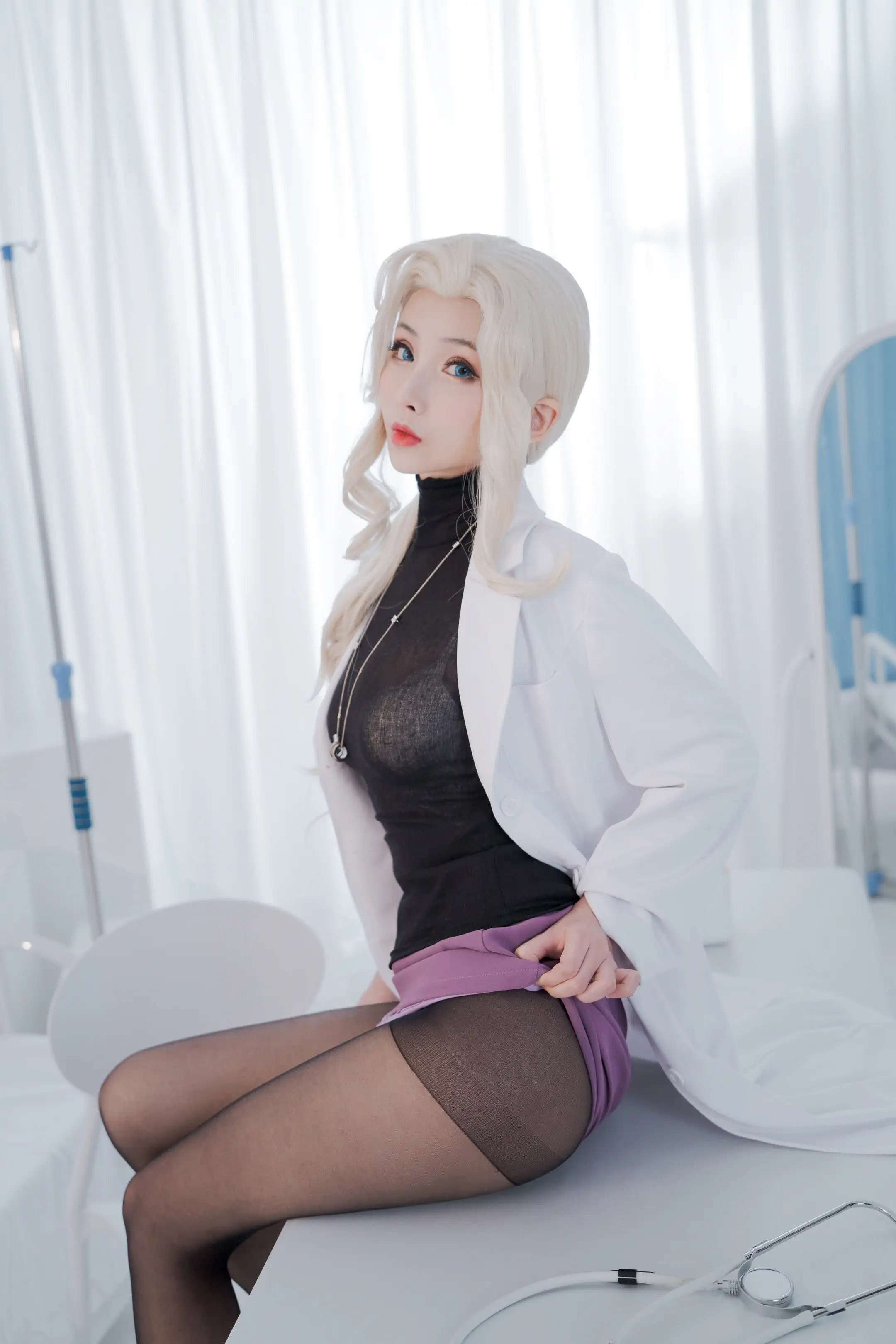 透视装的校医大姐姐 The school nurse sister in seethrough clothing
