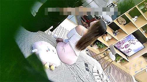 爱拍照的漂亮气质萝莉，紧身裙极品翘臀，换上长筒白丝袜，变成了淫娃 A beautiful and elegant loli who loves to take pictures. She has a tight skirt and a perfect butt. She puts on long white stockings and becomes a slut.