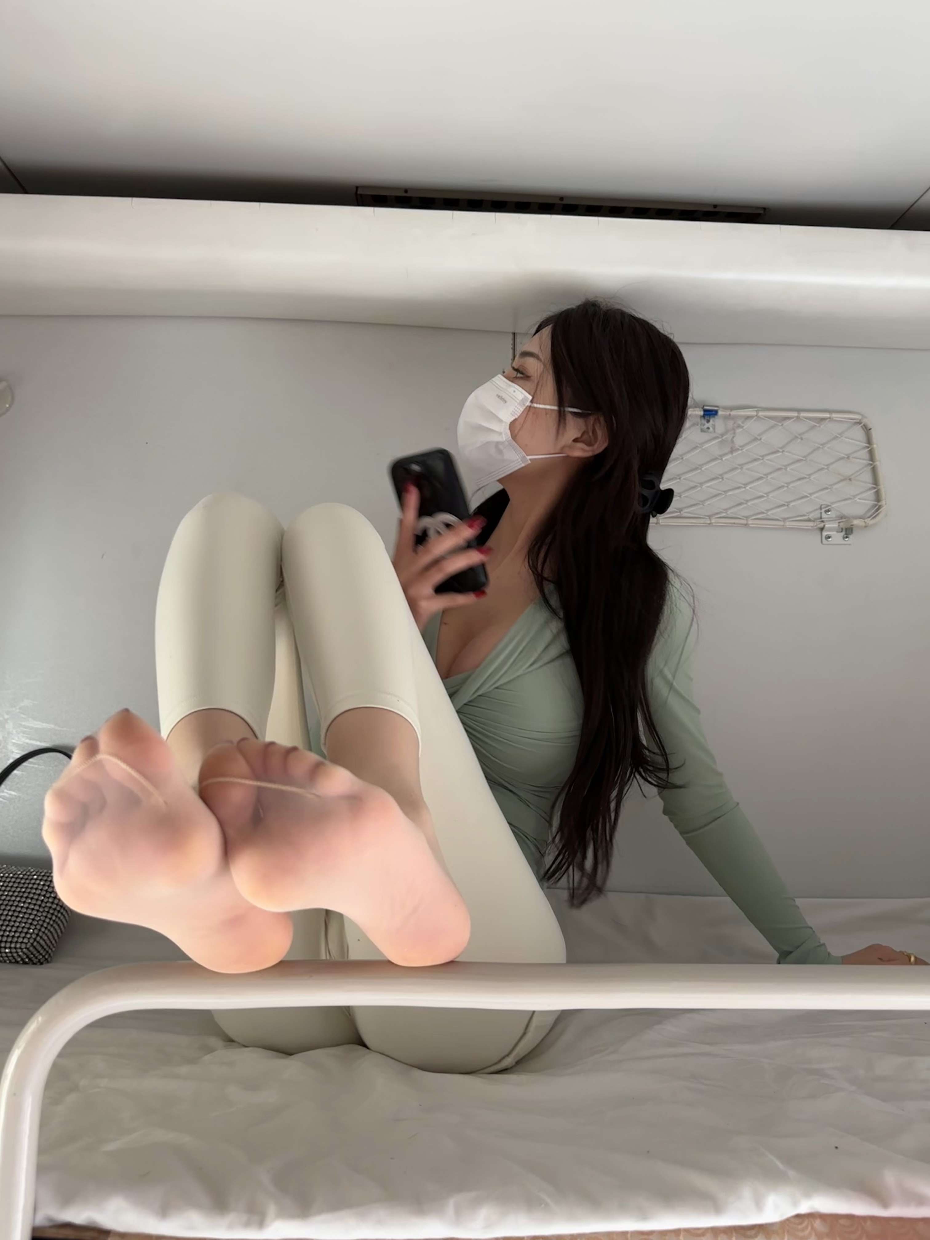 再现高铁悸动露出_尾巴肛塞蜜尻反差女神 Reproduce the highspeed rail throbbing exposure_Tail butt plug Mijiri contrast goddess