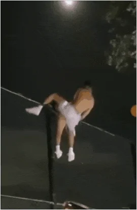 公共场所啪啪 餐厅厕所猛操宿醉女同学 高栏杆激情 Having sex in public places, violently fucking a hungover female classmate in the restroom of a restaurant, passion over high railings