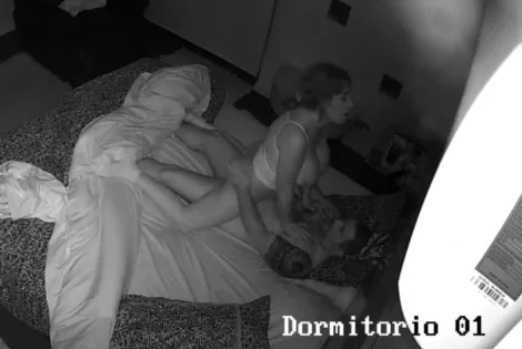 老夫被嫩妻趴着骑射，有钱人的快乐你不懂 An old man is being ridden and cummed by his young wife. You don&rsquo;t understand the happiness of a rich man.