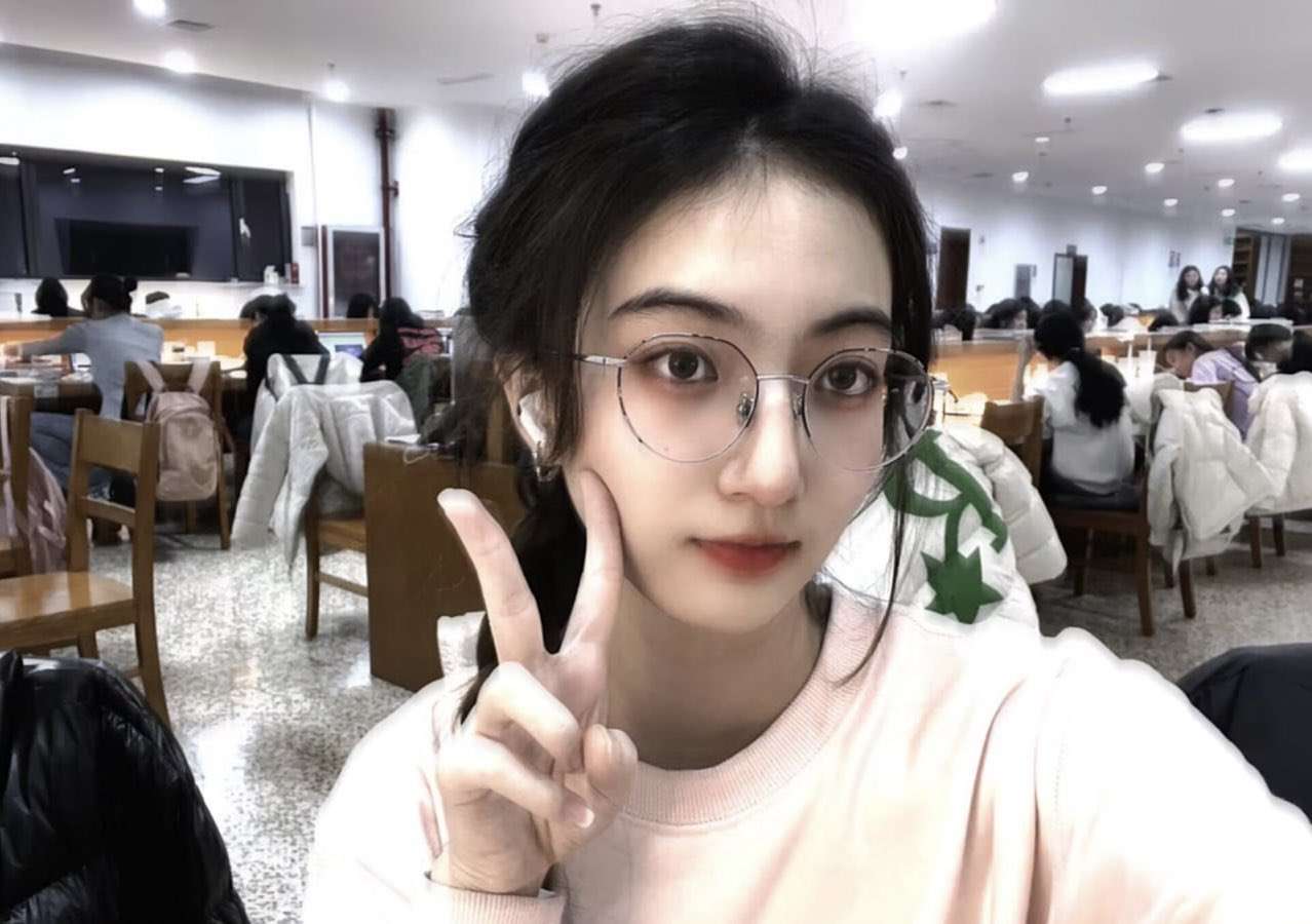 极品大长腿美少女 主打一个清纯 The best beautiful girl with long legs, focusing on an innocent girl