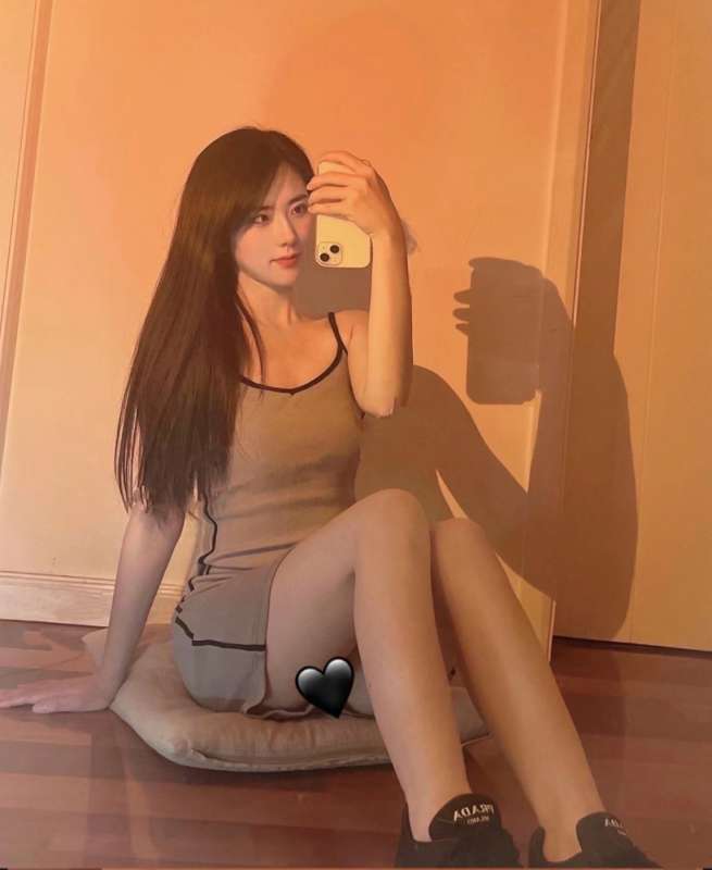 舞蹈学院美女，骚得很 Beautiful girl from dance school, very sexy