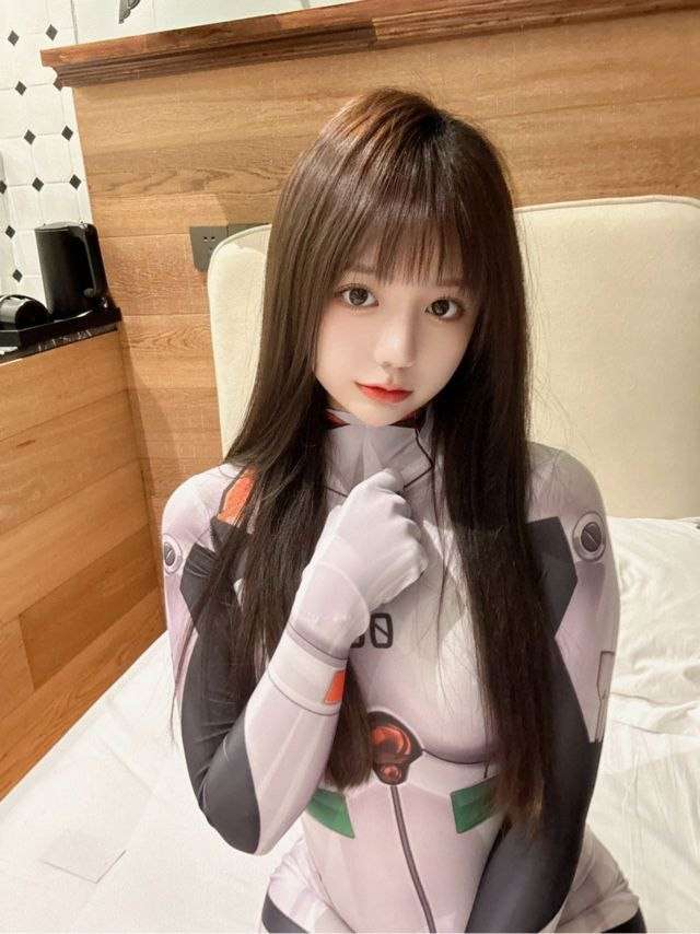 哥哥白丝喜欢吗 宝宝可爱娇嫩的小脚丫穿上丝袜给哥哥足交 Brother Bai Si, do you like it？ The baby&rsquo;s cute and delicate little feet are put on stockings to give her brother a footjob.