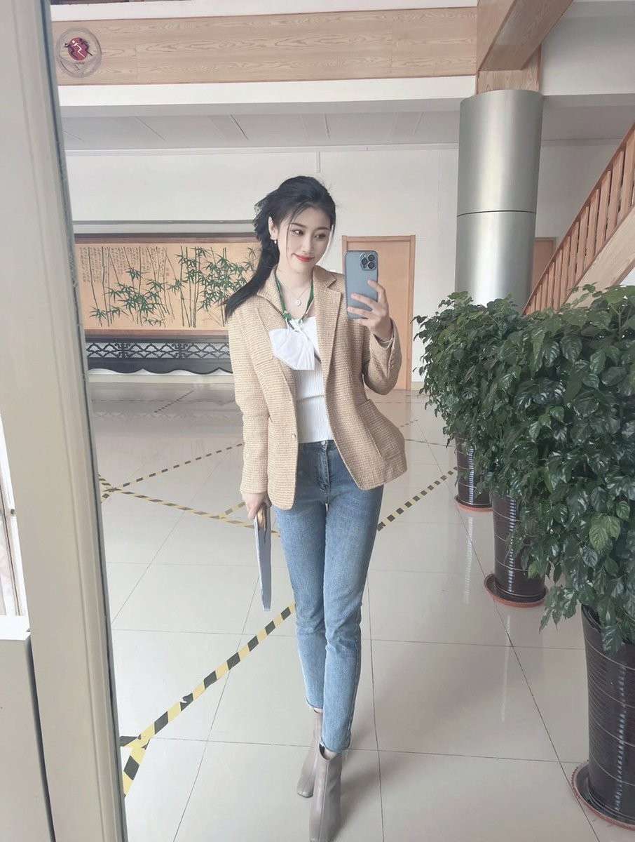 网红名媛 没见之前叫宝贝，见了之后叫妹妹 The internet celebrity was called baby before we met, but she was called sister after we met.