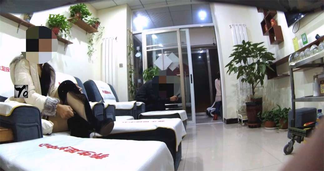 双技师按摩超爽体验 轮番上阵操饥渴人妻 A super satisfying massage experience with two technicians taking turns fucking a horny wife