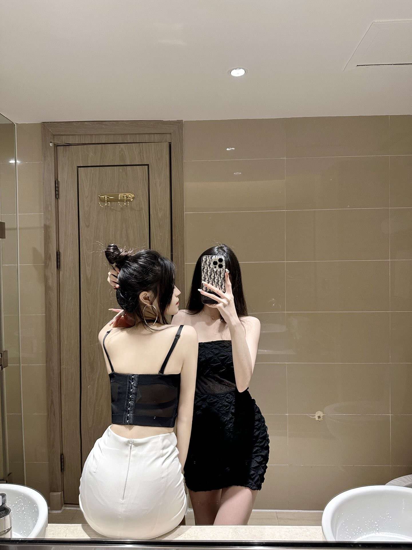 00后女大学生 即清纯又风骚 Female college students born in the 00s are both pure and coquettish