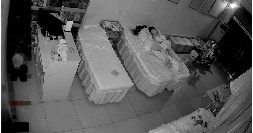 夫妻趁女儿熟睡时啪啪 Couple has sex while daughter is sleeping