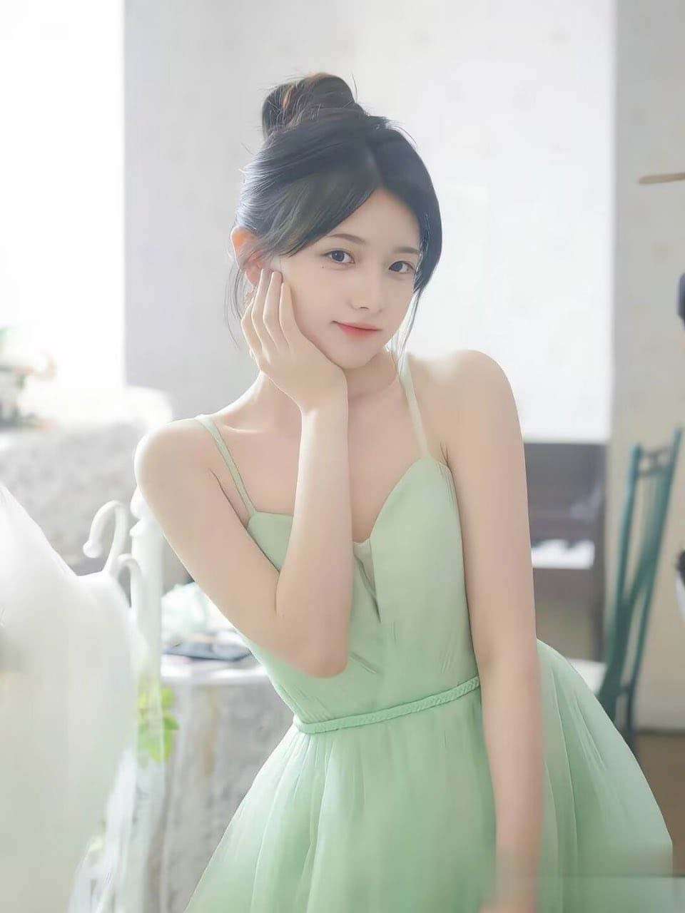 每次戴着眼罩做爱，都在幻想是别人在操我 Every time I have sex with a blindfold on, I imagine someone else is fucking me.