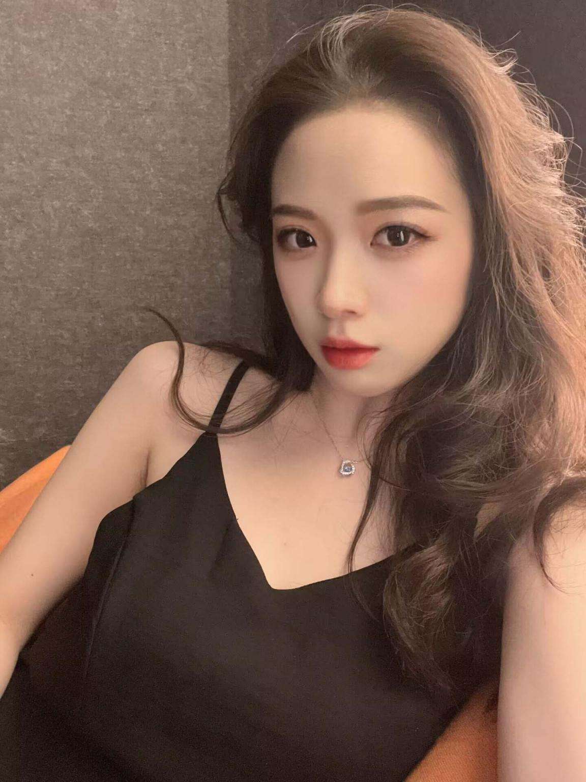 闺蜜说没有遇到过可以征服她的男人 直到找了个黑人操她 My best friend said she never met a man who could conquer her until she found a black man to fuck her.