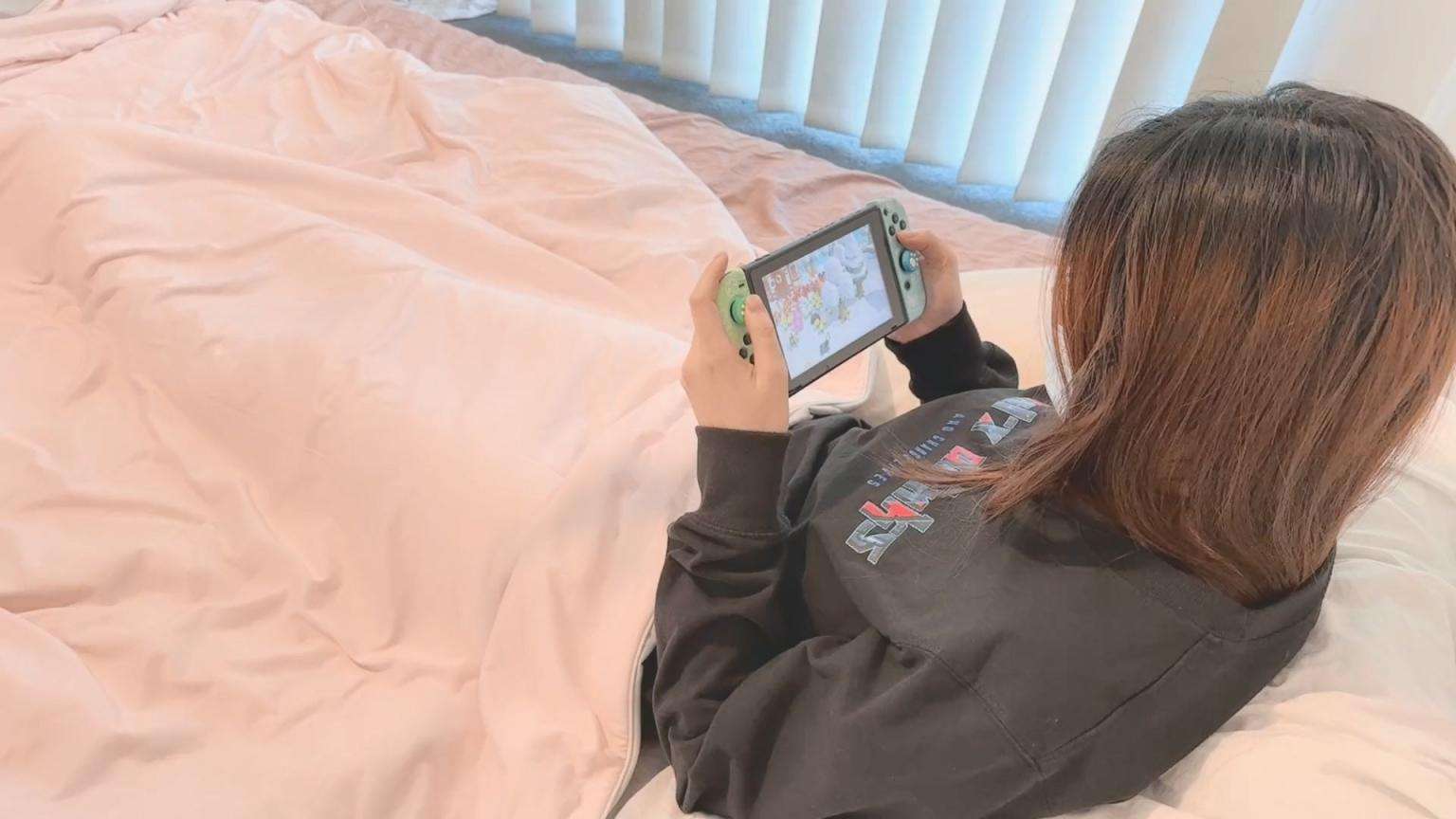 趁她玩游戏速战速决射一身 纯欲白色小内裤 无毛小嫩B被肏出白浆 | 照片 缩小 kb While she's playing games, I cum all over her body. She's in pure white panties. Her hairless pussy is fucked and her juices leak out. | best position to do sex