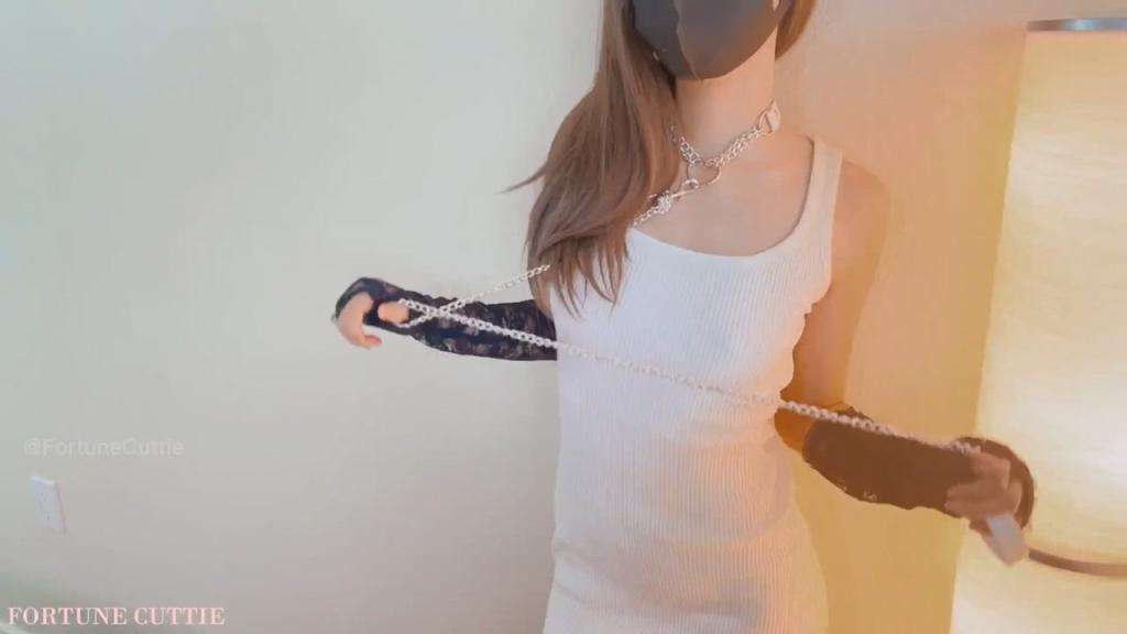 一摸下面都湿了 被带上项圈狗链，一边挨操一边被羞辱 The bottom was wet when touched. He was put on a collar and leash, and was fucked and humiliated at the same time.