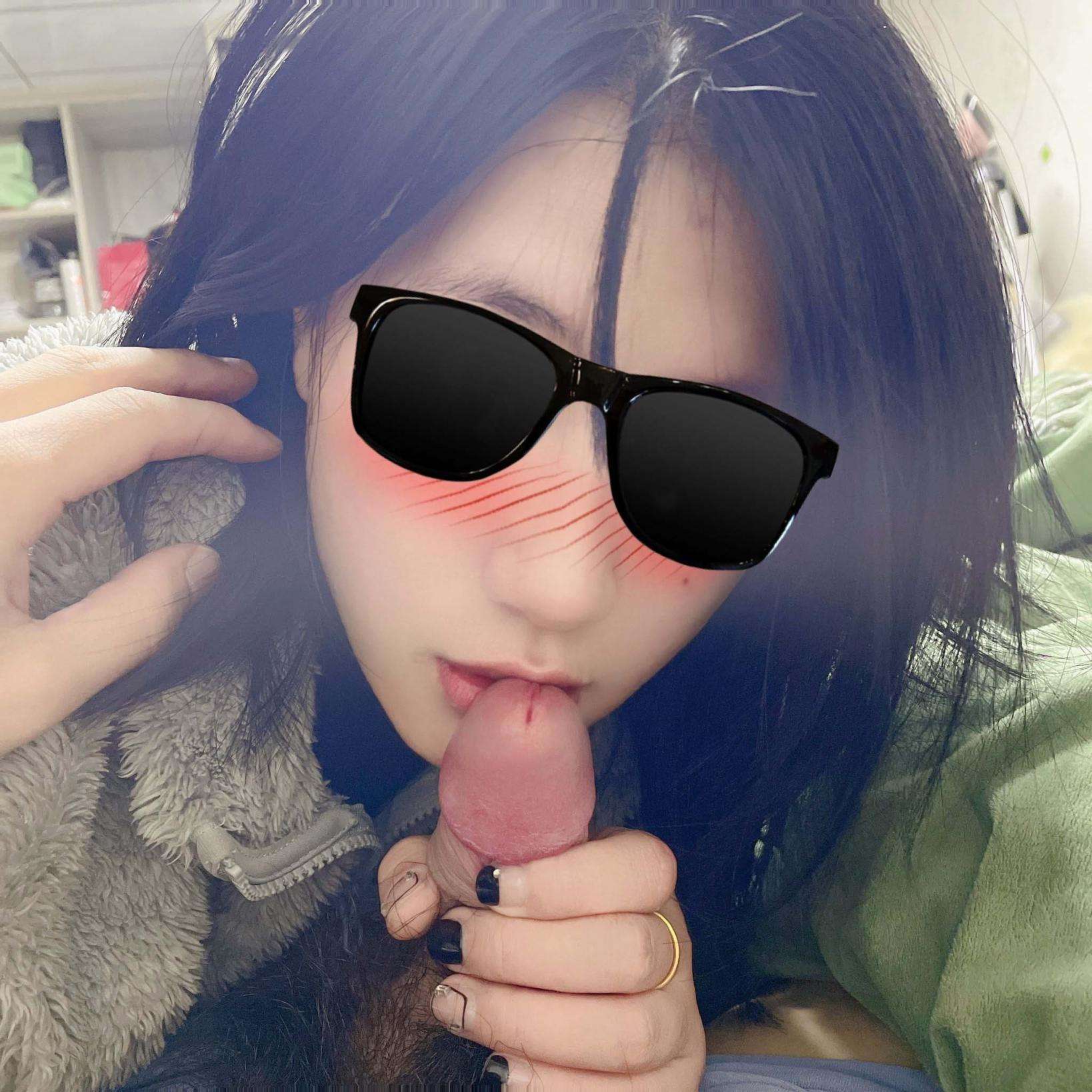 端庄优雅气质女神 翘起美臀跪地口交 The dignified and elegant goddess raises her beautiful buttocks and kneels down for oral sex