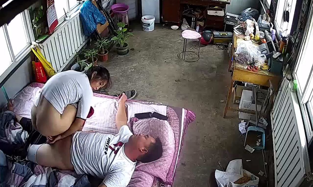 饥渴媳妇白天拔下老公裤子骑坐鸡巴 The horny wife pulls off her husband&rsquo;s pants and rides his dick during the day