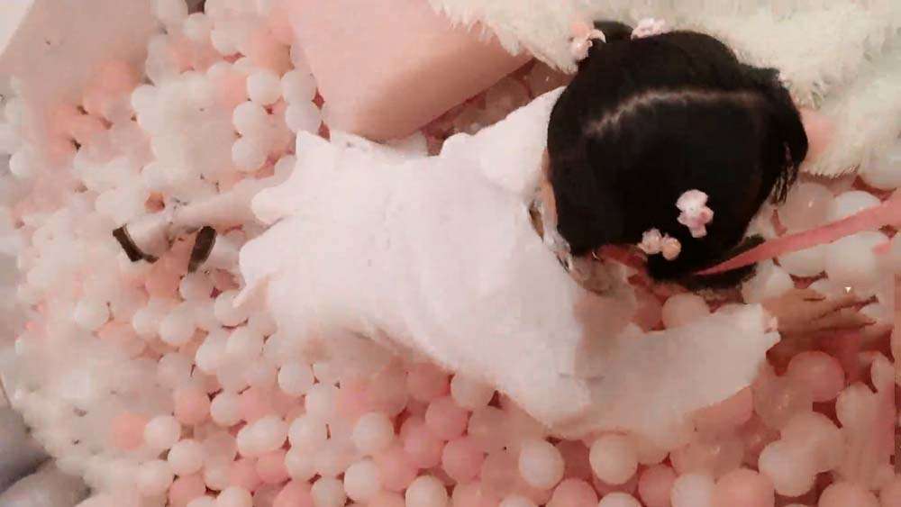 白嫩可爱小萝莉 被爸爸戴上项圈狗链 The fair and cute little loli is put on a collar and leash by her father