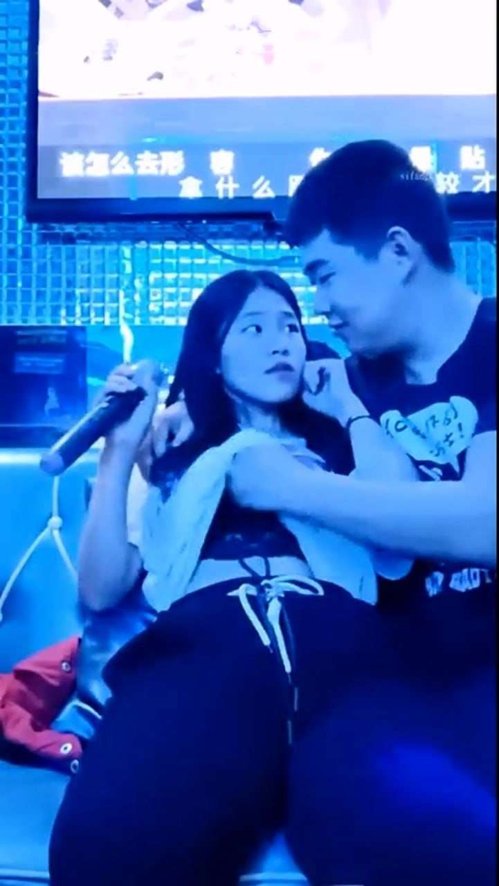 山东学生妹 在KTV唱歌时突然性起 直接脱了裤子啪啪 超刺激 A Shandong student girl suddenly got horny while singing in a KTV. She took off her pants and had sex. It was super exciting.