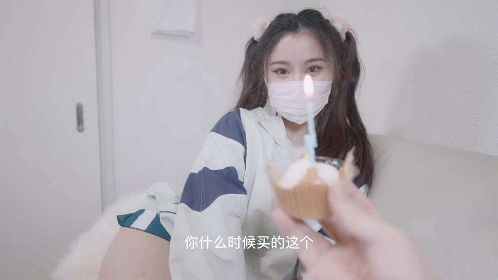 足球宝贝小女友 抓住双马尾后入爆操 Football babe&rsquo;s girlfriend grabs her ponytails and gets fucked hard from behind