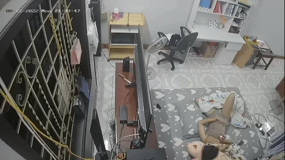 家庭男女私密生活 特别羡慕光头眼镜哥的鸡巴又粗又长的 The private life of men and women in the family. I am particularly envious of the thick and long dick of the bald guy with glasses.