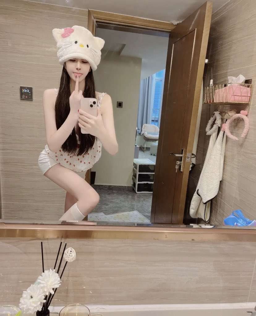 大奶少妇躺在按摩床上摸多毛骚穴，搞得想要侧入抽插来一发 The young woman with big breasts lies on the massage table and touches her hairy pussy, making her want to have sex from the side.