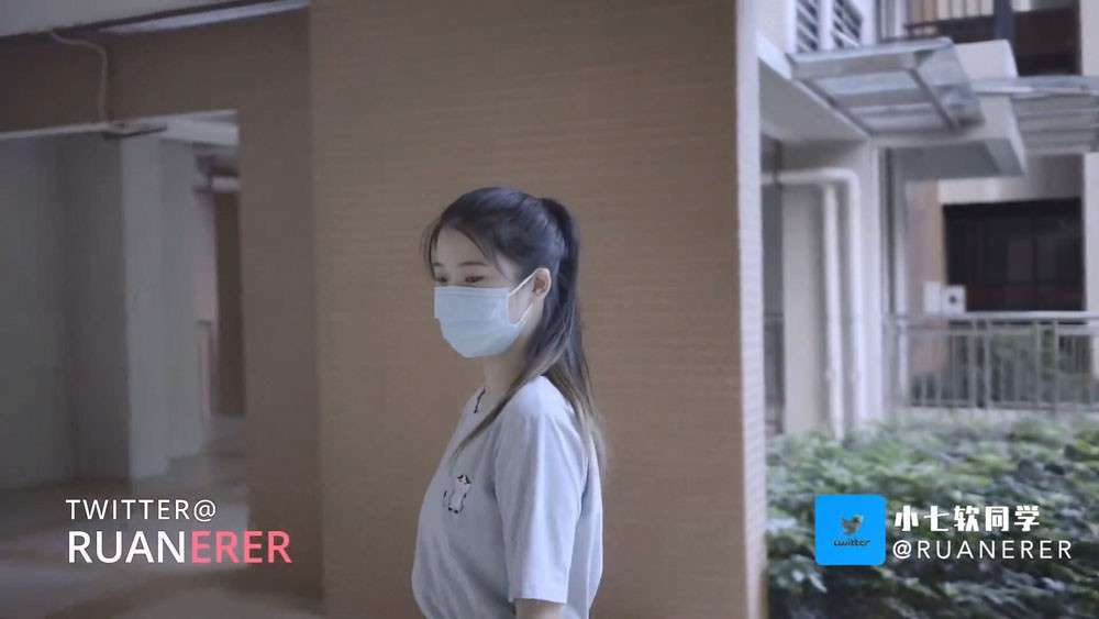 以身低房租 白白嫩嫩的身子充满青春气息 With a low rent, the fair and tender body is full of youthfulness