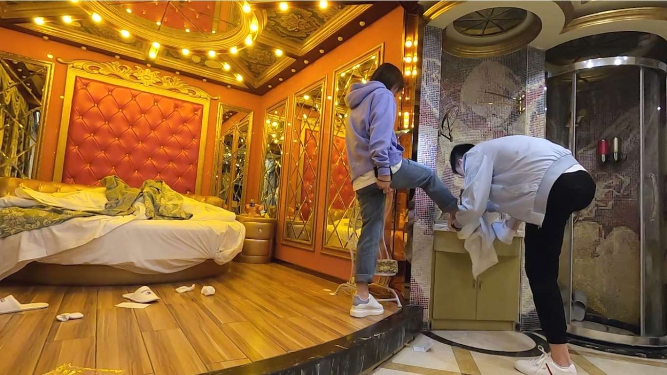 PUA大神高质量约炮活泼可爱美少女嫩妹全程露脸JK服爆肏 The PUA master has a highquality hookup with a lively, cute and beautiful young girl, showing her face in JK clothes and getting fucked