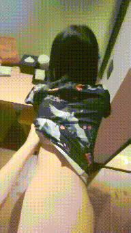 掰开被人看到小穴里面也太羞耻了 It's too shameful to open it and let people see the inside of your pussy.