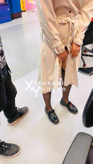 小美女艺高人胆大 挑战羞耻极限 人前全裸丝袜口交 The little beauty is a talented artist and has the courage to challenge the limits of shame and perform oral sex in stockings and nude in front of others.