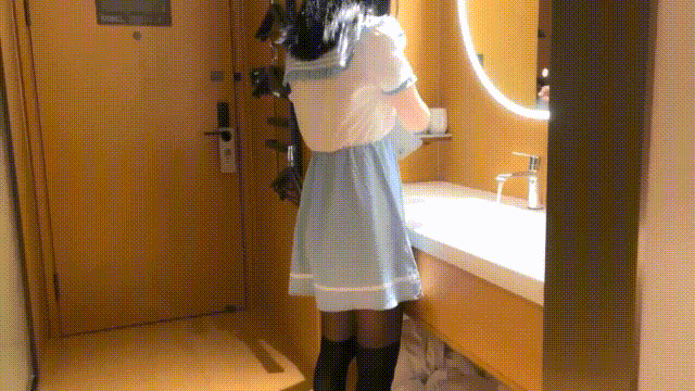 偷情接男友电话 小浪货过生日还不忘出轨 The little slut who cheated on her boyfriend&rsquo;s phone call and celebrated his birthday didn&rsquo;t forget to cheat on her