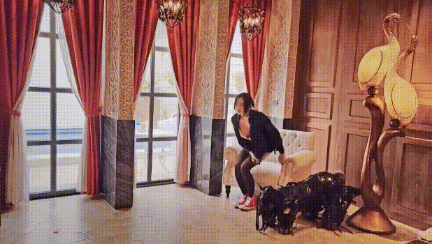 新奇刺激小闷骚型小可爱，当街浣肠潮喷露出，调教肛塞尾巴束缚 The novel and exciting little sultry cutie exposed her vagina in the street and was trained to be restrained by the anal plug and tail.