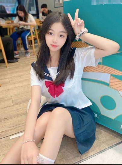 双马尾，校服，重点中学三重buff 人前乖乖女 Twin ponytails, school uniform, three buffs from a key middle school, a good girl in front of others