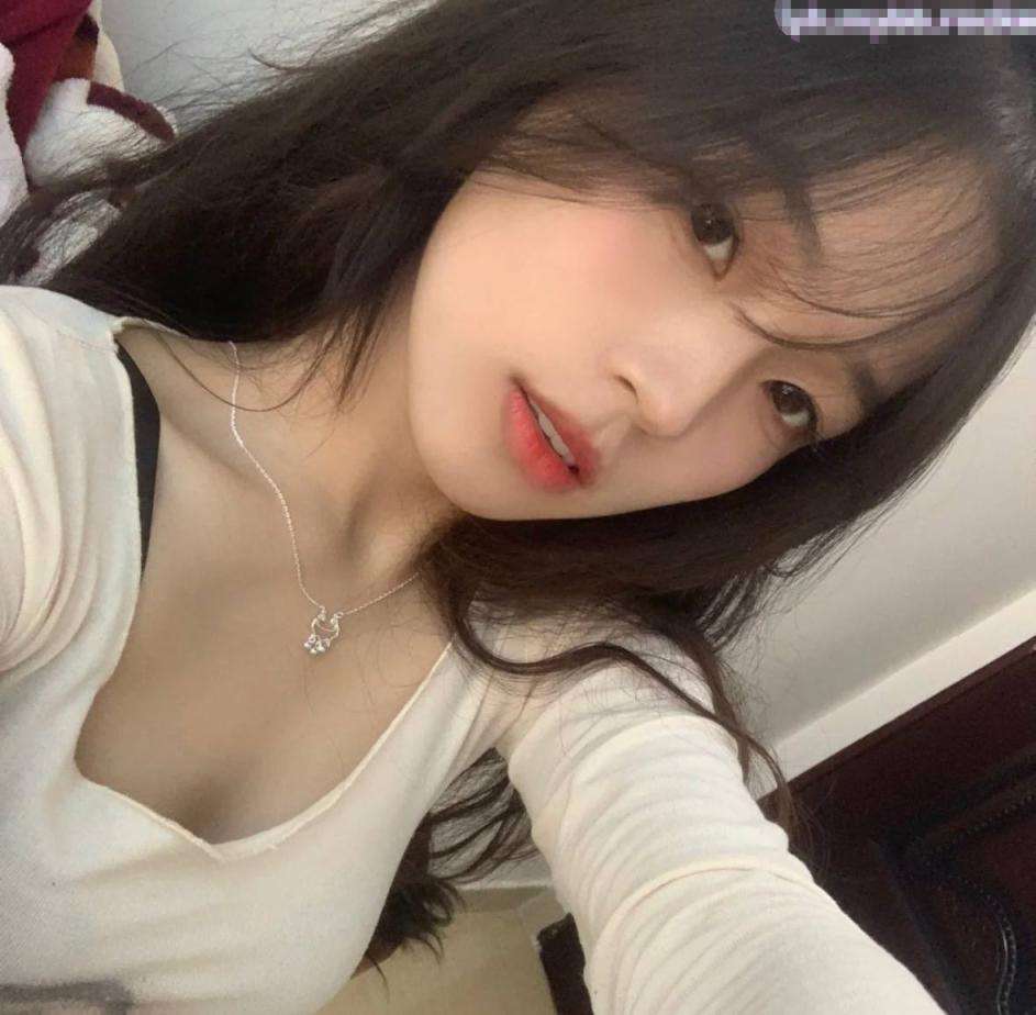 淫荡女人的终极梦想，自己被老公蒙上眼睛，岔开双腿躺着 The ultimate dream of a slutty woman, she is blindfolded by her husband and lying with her legs spread apart