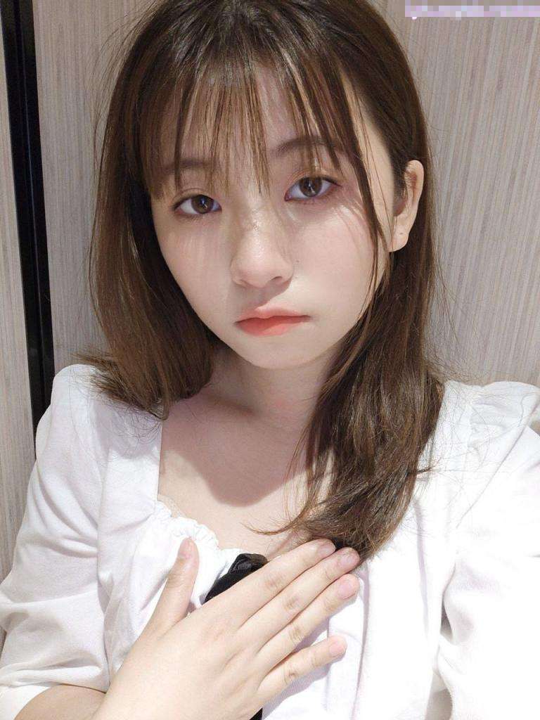 淫乱人妻，极品骚货淫妻和多名单男群P Lustful married women, top sluts and slutty wives, and multiple male group P