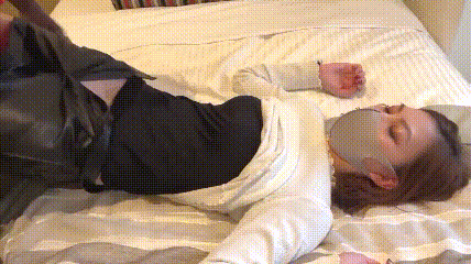 老婆很饿，找个黑人来喂饱她 My wife is very hungry. Find a black man to feed her.