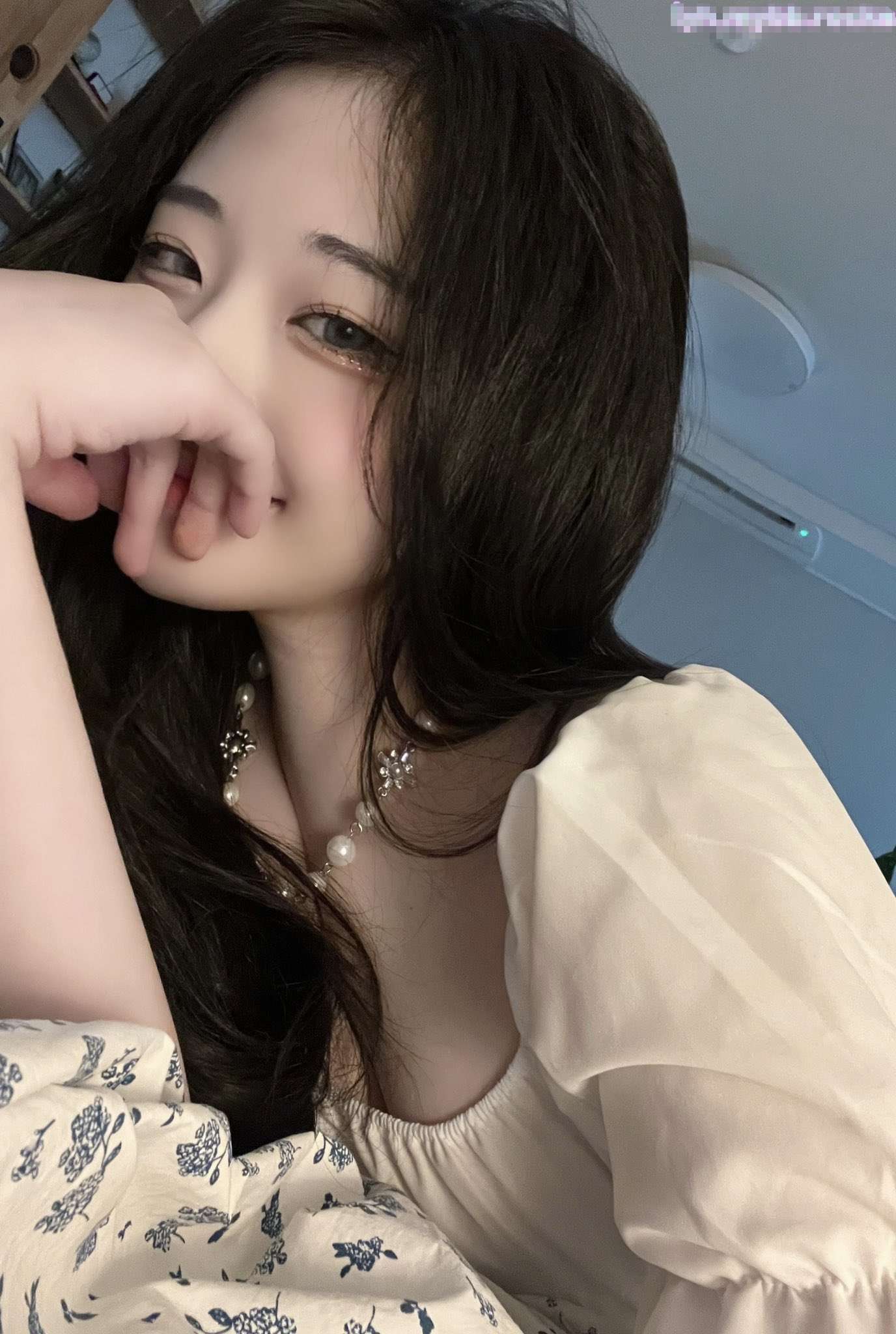 有点害羞 被大包皮鸡吧无套输出 无毛鲍鱼洞口大开 都是水水 A little shy, the chicken is covered with a big foreskin without condom, the hairless abalone hole is wide open, it is all water