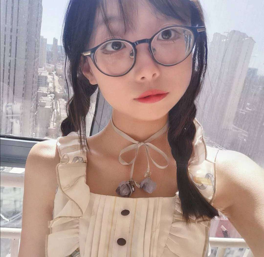 闷骚眼镜娘✨天上飞机最快，地上眼镜最？ Mengsao Girl with Glasses ✨The plane is the fastest in the sky, but the glasses on the ground are the best？