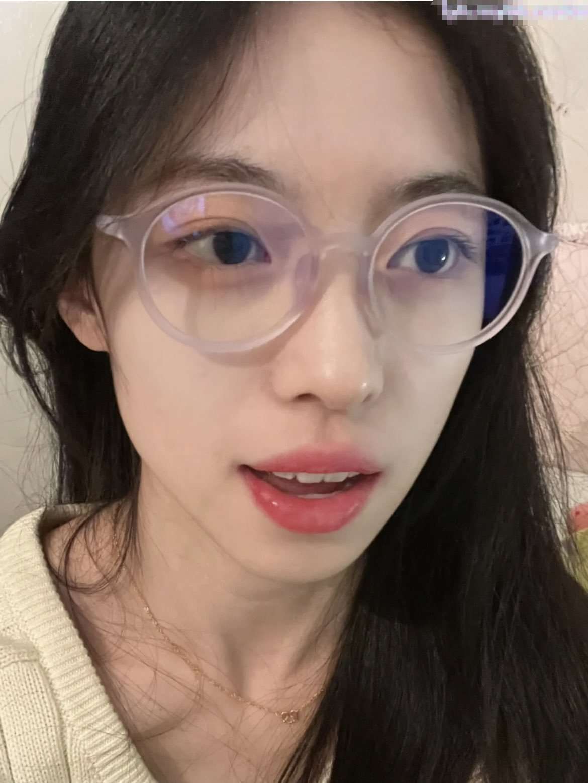 高学历高颜值眼镜妹妹喜欢吗？ Do you like girls with glasses who are highly educated and goodlooking？