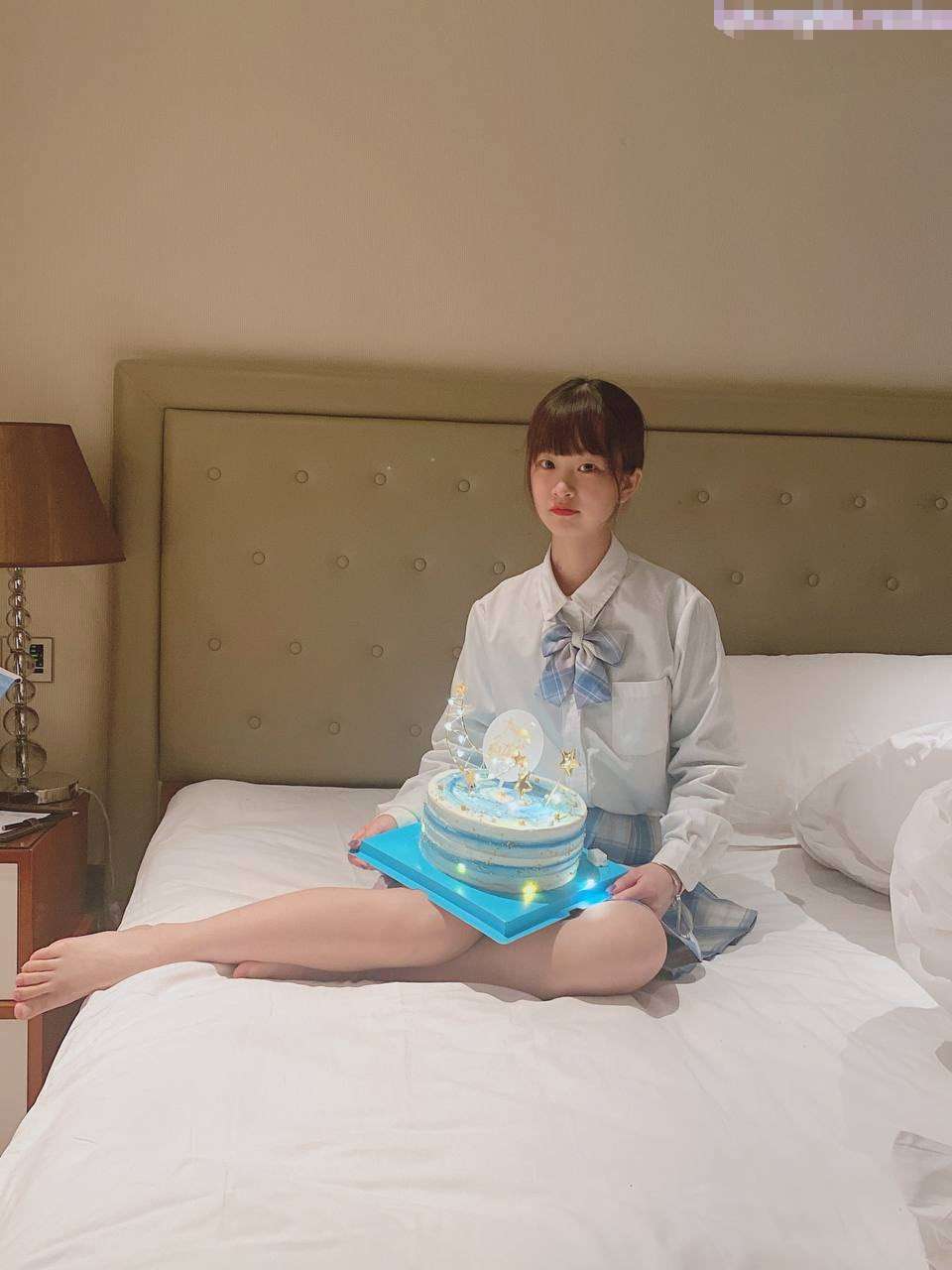 菊花喷牛奶边插边喷 今天是你的御姐 黑丝高跟水晶棒玩出白浆 Chrysanthemum spray milk and spray. Today is your royal sister Black silk high heeled crystal stick to play white pulp