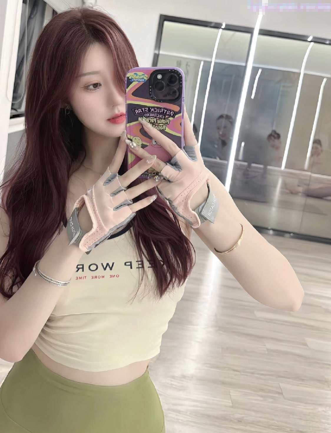 极品女神吊带黑丝被你抱着美腿用力操 小妖精媚眼一直含春的望着你 The best goddess wearing black stockings is being held and fucked hard by you holding her beautiful legs. The little fairy keeps looking at you with lustful eyes.