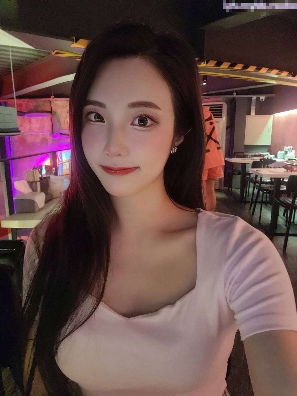 妹子是很嫩的，jb是很大的，最后竟然全部塞进去了 The girl is very tender and the penis is very big. In the end, it was all stuffed inside.