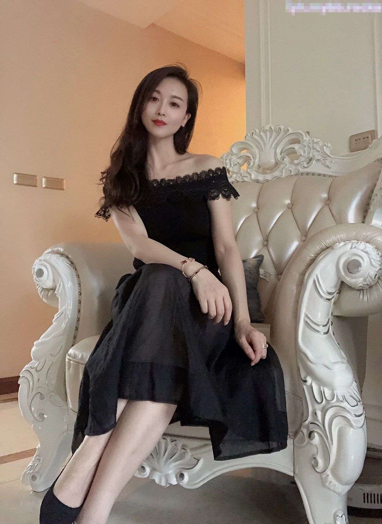 大长腿美少女玉足 腿交 足交 口交 夹子音刺激娇喘 Beautiful girl with long legs, beautiful feet, legjob, footjob, oral sex, the sound of clamping stimulates her gasping