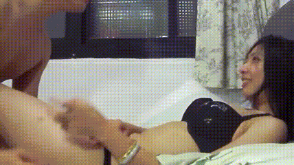 灯关掉 大奶女友有点害羞 被无套输出 The lights are turned off. My girlfriend with big breasts is a little shy and gets fucked without a condom.