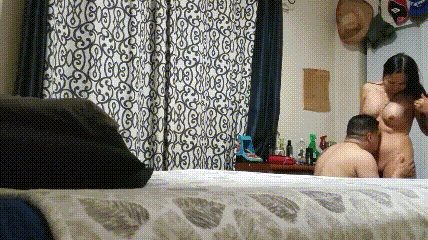 偷情老外 又舔又亲 被无套输出 完事还送阿姨一条裙子 The foreigner who had an affair was licked and kissed and fucked without a condom. After the affair, the aunt was given a skirt.