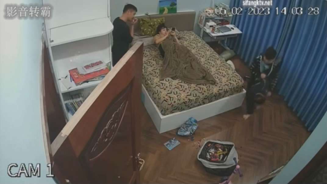 年轻夫妻热身浑身欲火终于等到儿子去上学了关上房门好好干一场 The young couple warmed up and got horny. Finally, after their son went to school, they closed the door and had a good fuck.