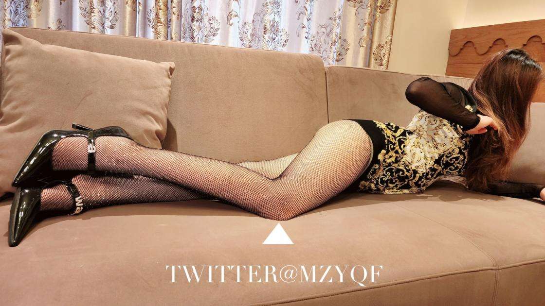 推特火爆淫荡翘臀骚母狗 公园露出调教野战潮喷 Hot on Twitter： A slutty bitch with a perky ass is exposed in the park for training and wild sex and squirts