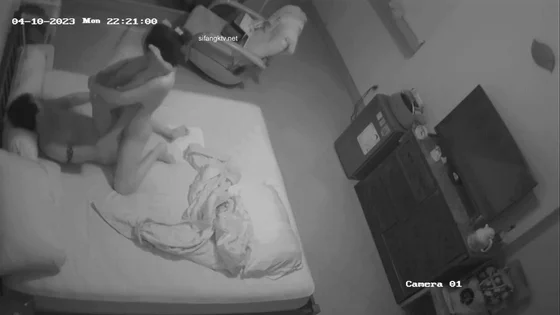 隔壁老王猛男玩的花里胡哨 轻松抱起来媳妇一顿操 The tough guy next door, Lao Wang, plays all kinds of tricks and easily picks up his wife and fucks her